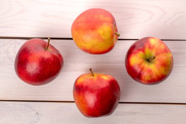 Tahta bir masada birkaç kırmızı elma, makro, üst manzara..