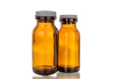 İlaç için iki cam kavanoz, makro, beyaz arka planda izole edilmiş..