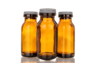 İlaç için üç cam kavanoz, makro, beyaz arka planda izole edilmiş..