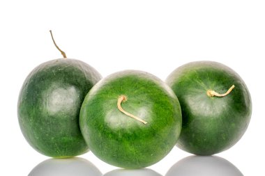 Üç olgun karpuz, makro, beyaz arka planda izole edilmiş..