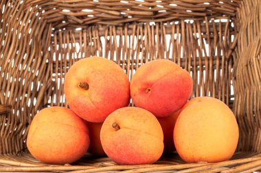 Üzüm sepeti ve makroyla sulu kayısılar..