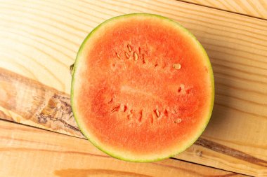 Yarım sulu karpuz, makro, ahşap bir masa, üst manzara.
