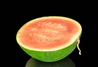 Sulu yarım karpuz, makro, siyah arka planda izole edilmiş..