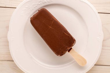 Seramik tabakta çikolatalı dondurma, makro, üst manzara..