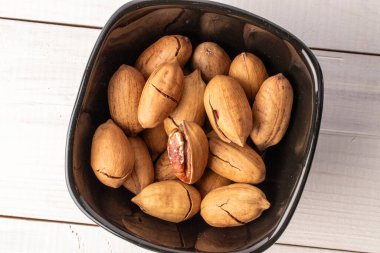 Bir kasede taze ve sağlıklı fındık