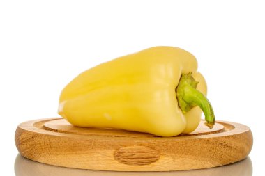 Tahta tepside olgun bir biber, makro, beyaz arka planda izole edilmiş..