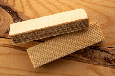 Tahta bir masada iki vanilyalı gofret, makro, üst manzara..