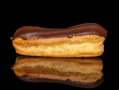 Kremalı, makrolu, siyah arka planda izole edilmiş bir ekin..