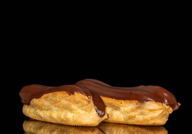 Kremalı iki eklem, makro, siyah bir arka planda izole edilmiş..