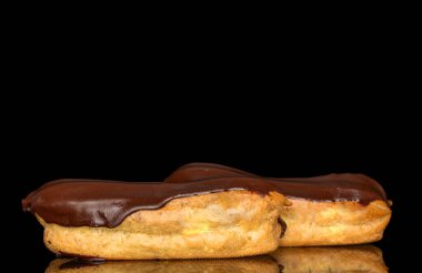 Kremalı iki eklem, makro, siyah bir arka planda izole edilmiş..