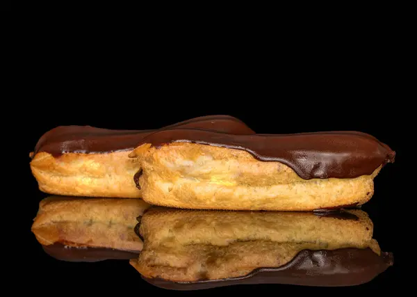 Kremalı iki eklem, makro, siyah bir arka planda izole edilmiş..