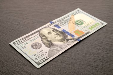 Tahta taş, makro üzerine bir kağıt banknot, üst görünüm.