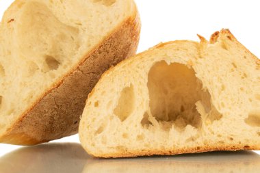 İkiye bölünmüş buğday somunu, makro, beyaz arka planda izole edilmiş..