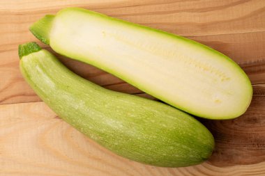 Bir buçuk olgun kabak ahşap bir masada, makro, üst manzara.