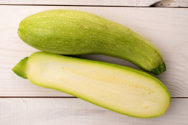 Bir buçuk olgun kabak ahşap bir masada, makro, üst manzara.