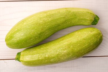 Tahta bir masada iki olgun kabak, makro, üst manzara..