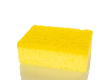 Bir mutfak süngeri, makro, beyaz arka planda izole edilmiş..