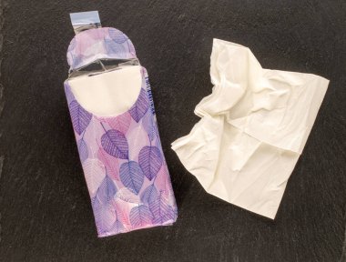 Kağıt üzerinde kuru peçeteler, makro, üst manzara.