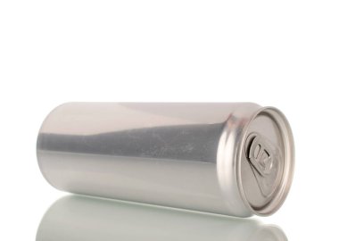 İçkili metal kutu, makro, beyaz arka planda izole edilmiş..