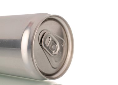 İçkili metal kutu, makro, beyaz arka planda izole edilmiş..