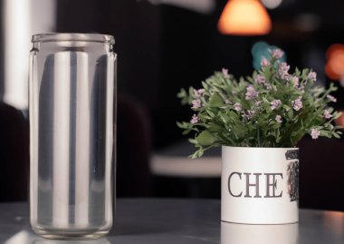 Kafedeki bir masada içkili bir metal kutu, makro..