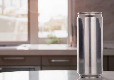 Mutfaktaki masada içki olan metal bir teneke kutu, makro..