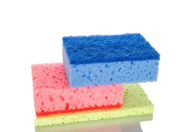 Üç mutfak süngeri, makro, beyaz arka planda izole edilmiş.