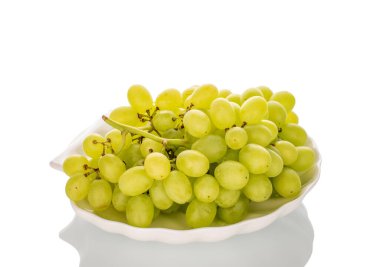 Beyaz seramik plakalı bir demet tatlı üzüm, beyaz arkaplanda izole edilmiş makro.