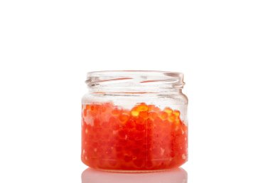 Kırmızı havyar cam bir kavanozda, makro, beyaz arka planda izole edilmiş.