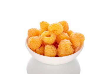 Seramik bir tabakta taze ahududu, makro, beyaz arka planda izole edilmiş..