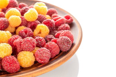 Kil tabakta taze ahududu, makro, beyaz arka planda izole edilmiş..