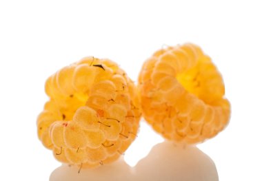 İki ahududu, makro, beyaz arka planda izole edilmiş..