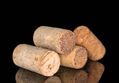 Birkaç şarap mantarı, makro, siyah arka planda izole edilmiş..