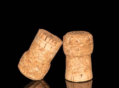 İki şarap mantarı, makro, siyah arka planda izole edilmiş..