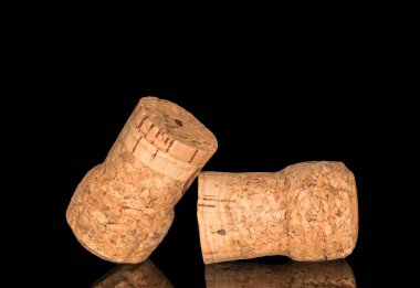 İki şarap mantarı, makro, siyah arka planda izole edilmiş..