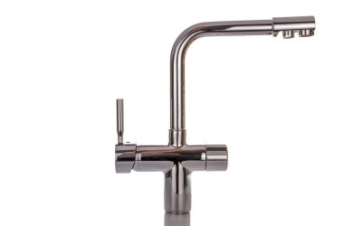 Metal mutfak musluğu, makro, beyaz arka planda izole edilmiş..