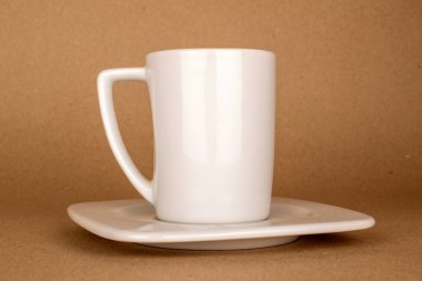 Kraft kağıdına seramik bardak ve çay tabağı, makro..