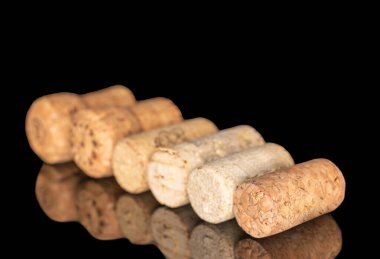 Birkaç şarap mantarı, makro, siyah arka planda izole edilmiş..