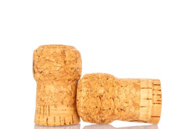 İki şarap mantarı, makro, beyaz arka planda izole edilmiş..