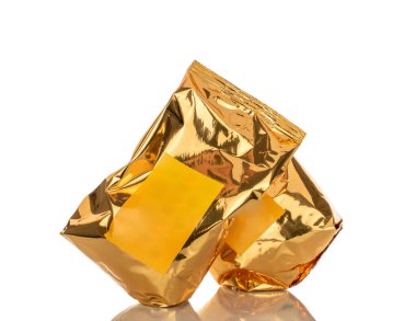 Beyaz seramik fincanlı iki vakumlu kahve çekirdeği, makro, beyaz arka planda izole edilmiş..