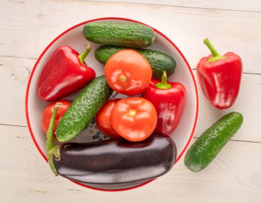 Tahta masada taze taze sebzeler, makro, üst manzara..