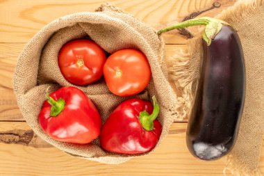 Tahta masada taze taze sebzeler, makro, üst manzara..