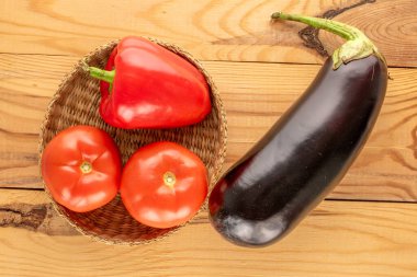 Tahta masada taze taze sebzeler, makro, üst manzara..