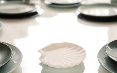 Restoranda, makroda birkaç seramik tabak..