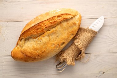 Tahta bir masada beyaz ekmek, makro, üst manzara..