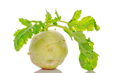 Bir olgun kohlrabi, makro, beyaz arka planda izole edilmiş..
