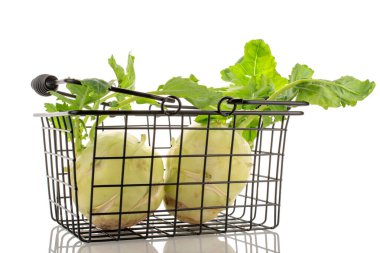 Bir sepette iki olgun kohlrabi, makro, beyaz arka planda izole edilmiş..