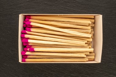 Tahta kibritler taş, makro ve üst manzara üzerinde ateş yakmak için..