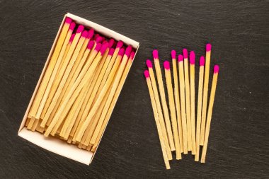 Tahta kibritler taş, makro ve üst manzara üzerinde ateş yakmak için..