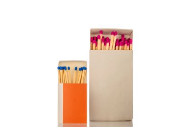 Tahta kibrit, beyaz bir arka planda izole edilmiş bir ateş yakmak için kağıt bir kutunun içinde..